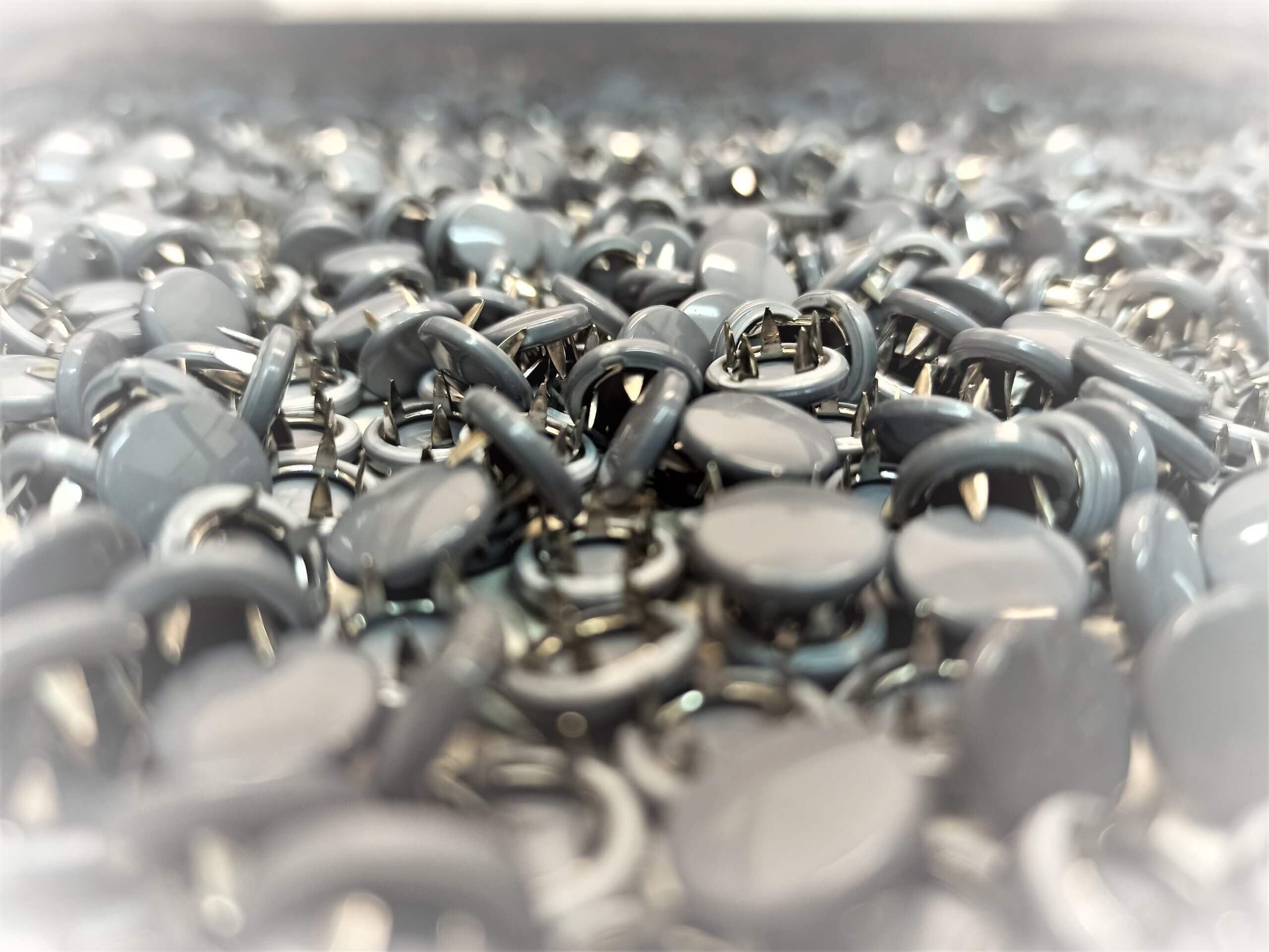 zdjęcie wierzchy plastikowe barwione na indywidualne zamówienie.